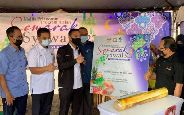 Onn Hafiz (tiga,dari kiri) ketika merasmikan Majlis Pelancaran Program Jualan Semarak Syawal Peringkat Negeri Johor di sini, pada Sabtu.