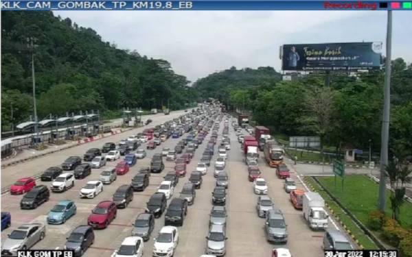 Kesesakan di Plaza Tol Gombak setakat jam 12.30 tengah hari, pada Sabtu.