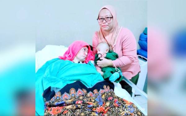 Fauziah memegang J Eshan Nufail disamping Jahidah