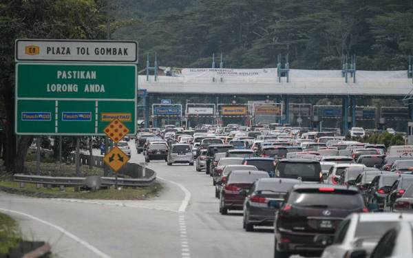 Keadaan aliran trafik Plaza Tol Gombak arah Lebuhraya Pantai Timur bergerak perlahan pada 12 tengah hari Sabtu berikutan peningkatan jumlah kenderaan susulan orang ramai yang pulang ke kampung untuk menyambut Aidilfitri.  Tol percuma diberikan kepada pengguna selama empat hari, bermula pada 12 tengah malam 30 April (Sabtu) hingga 11.59 malam 1 Mei (Ahad) serta pada 12 tengah malam pada 7 Mei (Sabtu) hingga 11:59 malam pada 8 Mei (Ahad). - Foto Bernama