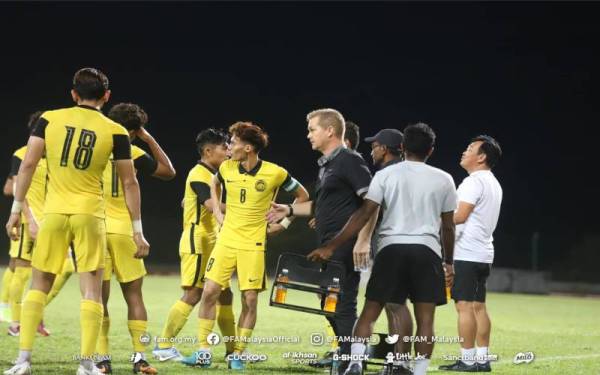 Maloney memberi arahan kepada anak-anak buahnya ketika aksi persahabatan menentang skuad B-23 Timor Leste di Stadium UiTM, Shah Alam pada Jumaat. - Foto Facebook FAM