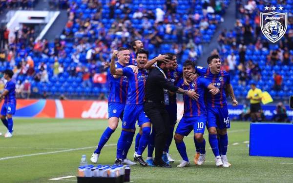 Pengendali JDT, Benjamin Mora dan pemain-pemain Harimau Selatan meraikan jaringan Leandro. - Foto FB Johor Southern Tigers