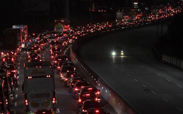 Keadaan aliran trafik Plaza Tol Gombak arah Lebuhraya Pantai Timur bergerak perlahan ketika tinjauan foto Bernama berikutan orang ramai mula pulang ke kampung sempena Hari Raya Aidilfitri, pada Sabtu. Foto Bernama.
