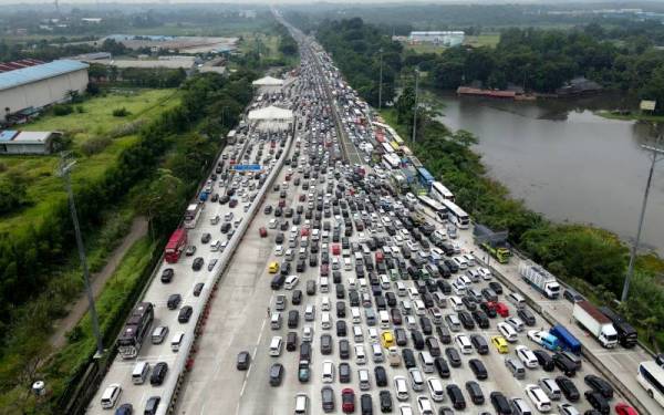 Lebih 220,000 ribu kenderaan dijangka melalui gerbang tol ini pada waktu puncak tahun ini.   Pihak berkuasa melakukan beberapa pendekatan untuk mengatasi masalah kesesakan seperti sistem satu arah dan lawan arus (contraflow).  - Foto Bernama