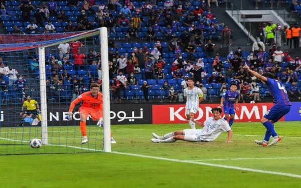 Pemain Ulsan Hyundai FC Park Youngwoo (dua, kanan) menjaring gol sendiri ketika menentang pasukan JDT pada perlawanan Liga Juara-Juara Asia (ACL) bagi kumpulaan I di Stadium Sultan Ibrahim, pada Sabtu. Foto Bernama
