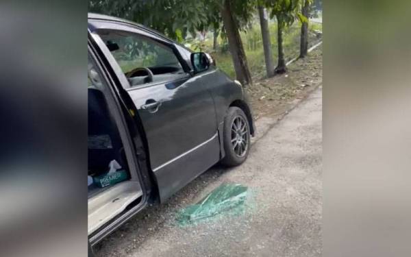 Kenderaan jenis Toyota Estima yang dipecah di kawasan Tanah Perkuburan Islam Lipat Kajang. - Foto: Twitter FathiahMohd