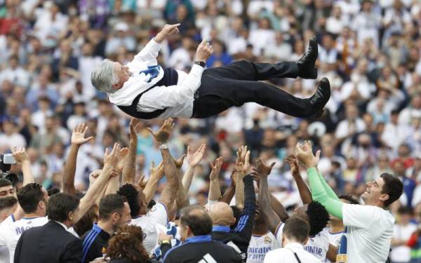 Barisan pemain Real menjulang Carlo Ancelotti di Santiago Bernabeu dekat Madrid pada awal pagi Ahad.