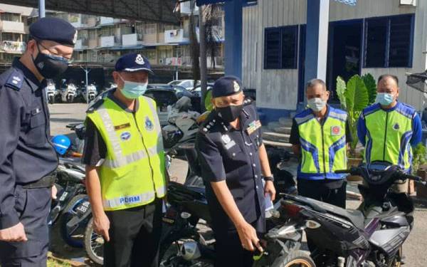 Yahaya ketika membuat pemeriksaan ke atas motosikal yang disita menerusi Op Samseng Jalanan diadakan berhampiran Station 18 pada awal pagi Ahad.