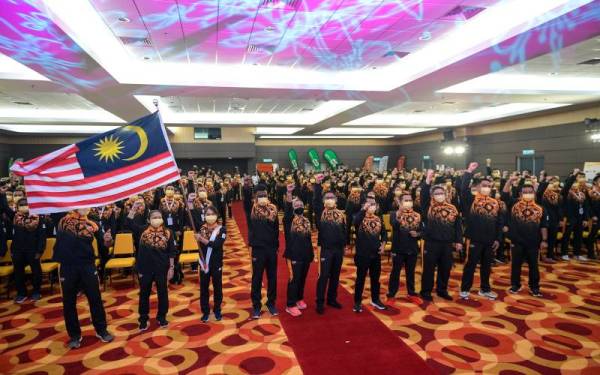 Ahmad Faizal dan kontinjen Malaysia melaungkan slogan 'Demi Malaysia' sempena Majlis Penyerahan Jalur Gemilang kepada Kontinjen Malaysia ke Sukan SEA Hanoi di MSN, Bukit Jalil baru-baru ini. - Foto Bernama