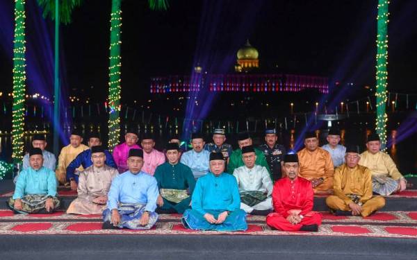 Perdana Menteri, Datuk Seri Ismail Sabri Yaakob bersama jemaah menteri melaungkan takbir raya bagi sambutan Hari Raya Aidilfitri di Seri Perdana, Putrajaya.   - Foto Bernama