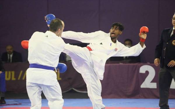 Aksi Yilamaran ketika menentang Oleksandr dalam perlawanan akhir kumite 84kg di Sukan Deaflympics Caxias do Sul 2022, Brazil pada Selasa. - Foto KA-MSDEAF