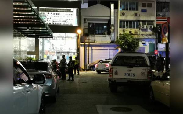 Polis menjalankan siasatan lanjut di lokasi seorang lelaki ditemui mati dipercayai ditembak di sebuah bilik hotel di Jalan Bukit Bintang pada Selasa.