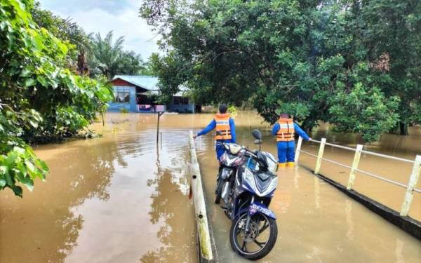 Keadaan paras air di Kampung Sri Gambut, Pontian susulan hujan lebat lebih dua jam bermula jam 3.30 pagi Rabu.