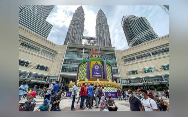 Antara warga asing yang bekerja di negara ini mengambil peluang cuti umum sempena Hari Raya Aidilfitri untuk bersiar-siar dan berehat di kawasan Taman Rekreasi Menara Berkembar Petronas KLCC ketika tinjauan pada Selasa. - Foto Bernama