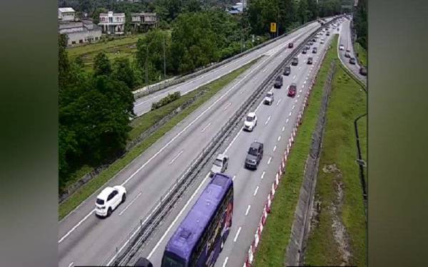 Trafik masih lancar di kedua-dua arah di sepanjang lebuh raya bagi sektor utara, selatan dan timur termasuk lokasi-lokasi di sekitar plaza tol setakat jam 10 pagi. - Foto Twitter LLM