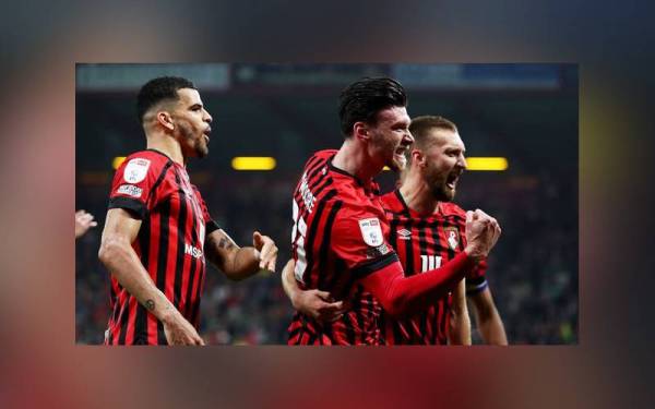 Kieffer Moore (tengah) meraikan kejayaannya bersama rakan sepasukan ketika bantu Bournemouth tewaskan Nottingham semalam.