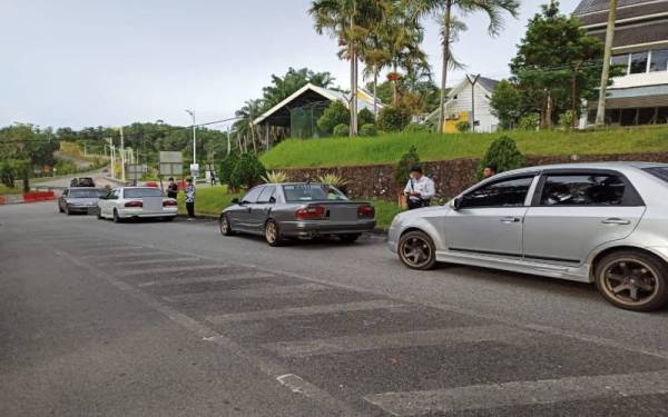 Polis sedang melakukan pemeriksaan dalam operasi di Tasik Kenyir, Hulu Terengganu pada Selasa. - Foto Polis