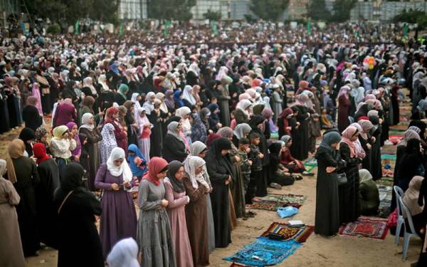 Penduduk di Genting Gaza, Palestin menunaikan solat sunat Aidilfitri di kawasan dataran awam pada Isnin lalu. - AFP