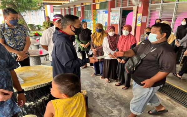 Onn Hafiz menyampaikan sumbangan kepada mangsa banjir di Pontian pada petang Khamis.