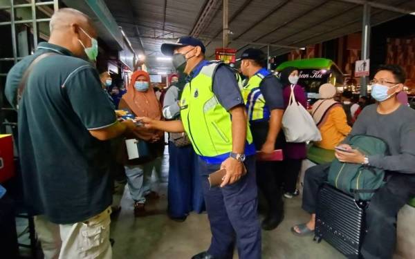 Mohd Rosdi (kanan) meninjau Op Selamat 18 di Stesen Bas Kota Bharu, Lembah Sireh malam Khamis.