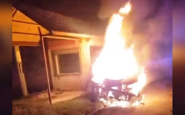 Proton Persona yang terbakar dalam kemalangan di Kilometer 19.4 Lebuh Raya Utara Selatan (arah selatan) di persimpangan Kampung Nongka di sini pada Khamis malam.