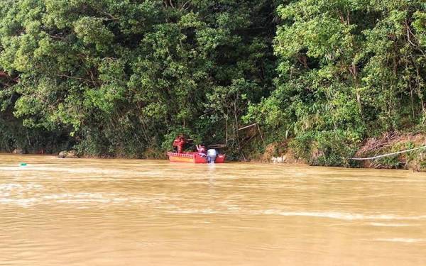 Operasi mencari dan menyelamat mangsa giat dilakukan di lokasi kejadian. -Foto PDRM