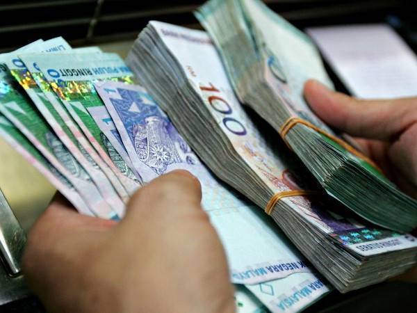 Ringgit ditutup rendah berbanding dolar AS. Gambar hiasan