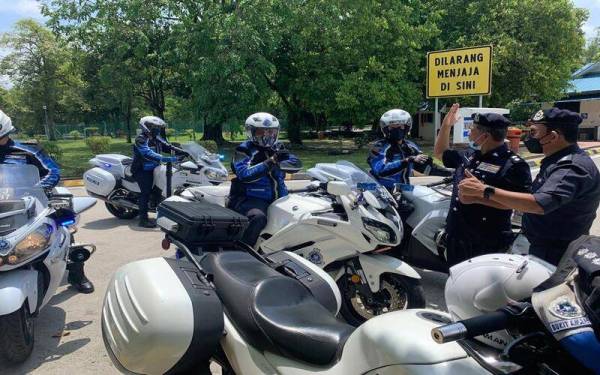 Bakri (dua kanan) hadir melaksanakan tinjauan bersama anggotanya di Gombak, Selangor ketika Op Selamat 18, baru-baru ini.