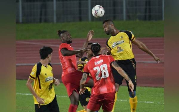 Pertahanan NSFC, Herold Goulon (kanan) melonjak tinggi bagi mengeluarkan bola ketika berdepan Sarawak United pada aksi Liga Super di Stadium Negeri, Kuching pada Jumaat. - Foto Bernama