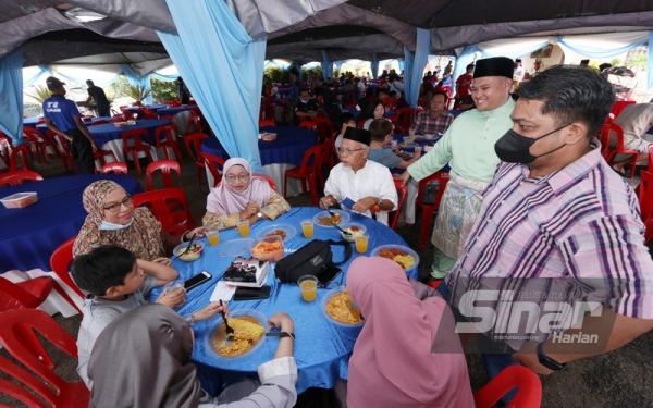 Rais (dua dari kanan) ketika meraikan orang ramai yang datang ke Majlis Rumah Terbuka DUN Paya Rumput di Kampung Paya Rumput pada Sabtu.