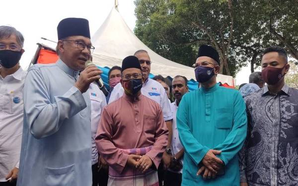 Dari kiri: Anwar, Menteri Besar Selangor, Datuk Seri Amirudin Shari dan Saifuddin Nasution ketika di Jamuan Hari Raya Aidilfitri Bersama Presiden PKR di Dewan Sivik Majlis Bandaraya Petaling Jaya, di sini pada Sabtu.