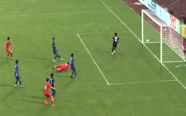 Gol kedua Singapura jaringan Emaviwe (jersi 3, terbaring), yang berjaya mengikat kedudukan 2-2 petang tadi. - Foto SEA Sports News