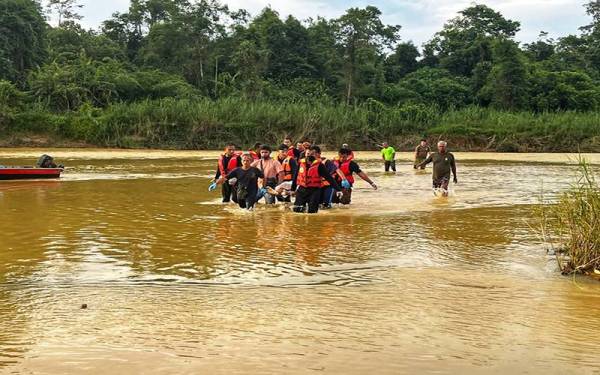 Mayat remaja lelaki ditemukan terapung pada Sabtu kira-kira empat kilometer dari lokasi mangsa lemas. - Foto ihsan JBPM
