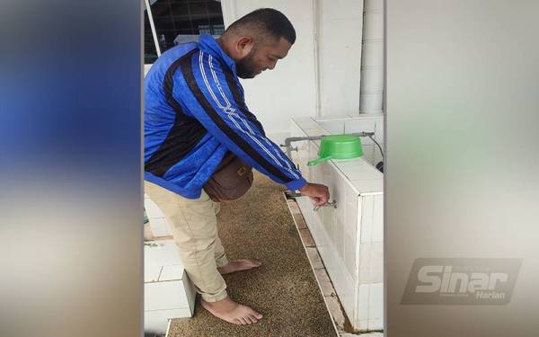 Rizwan Sazri Azizan cuba membuka paip air di sebuah masjid di Tebengau di sini. (Gambar kecil dari kiri, Mohd Fitri, Abdul Rahim)