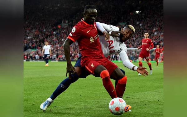 Antara aksi menarik perlawanan Liverpool-Tottenham Hotspur di Anfield.