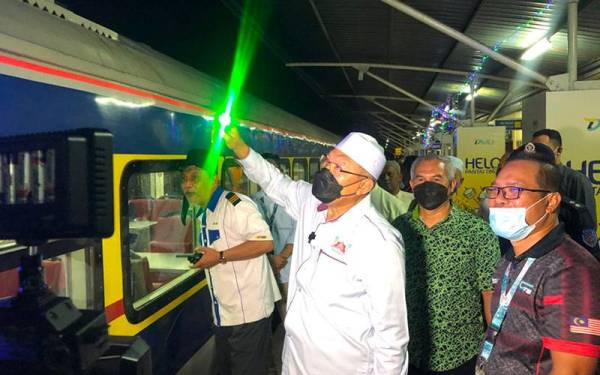 Menteri Besar Kelantan, Datuk Ahmad Yakob (tiga dari kanan) melakukan persemboyanan Tren Khas Ekspres Keluarga Malaysia di Stesen Wakaf Bharu, Tumpat pada Sabtu.