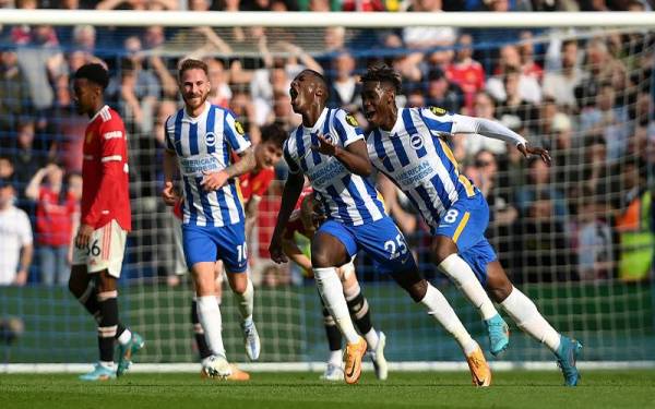 Pemain Brighton meraikan gol jaringan Moises Caicedo ketika berdepan Manchester United di Stadium Farmer pada Ahad.