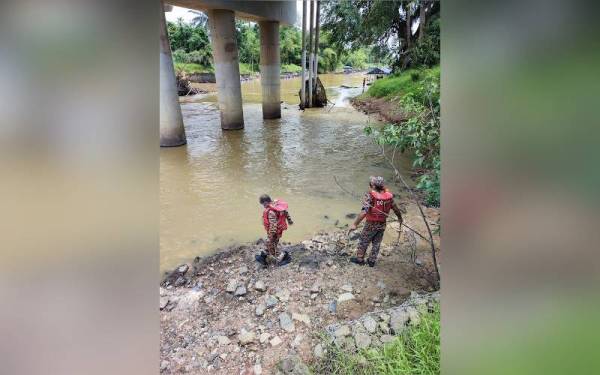 Anggota bomba melakukan pencarian di kawasan tebing Sungai Semantan sekitar lokasi mangsa dilaporkan terjatuh pada Ahad. - Foto JBPM Pahang