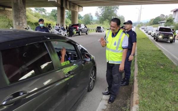 Mohd Adli (dua dari kanan) bersama Ketua Bahagian Siasatan dan Penguatkuasaan Trafik (KBSPT) Hulu Terengganu, Inspektor Zainon Abidin Ismail (kanan) meninjau sekatan jalan raya sempena Op Selamat yang diadakan pada Sabtu. - Foto ihsan PDRM