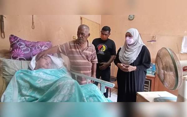 Abdul Razak (dua dari kiri) mengharapkan keajaiban isteri kembali sembuh masa terdekat.