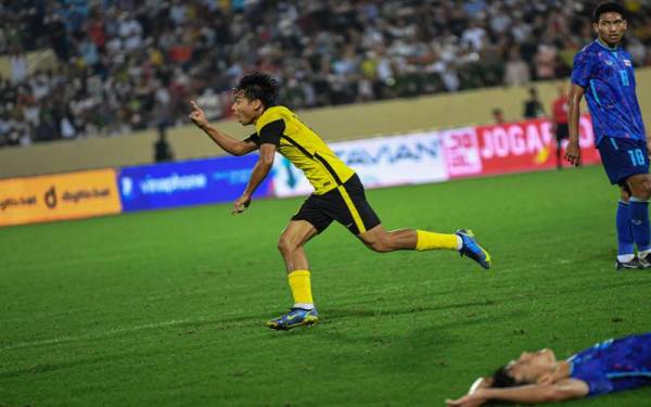 Nur Azfar Fikri meraikan gol jaringanya ketika menentang pasukan Thailand pada saingan Sukan Sea 2021 di Stadium Thien Truong malam Sabtu.
Malaysia menang 2-1 keatas Thailand pada masa penuh. - Foto Bernama