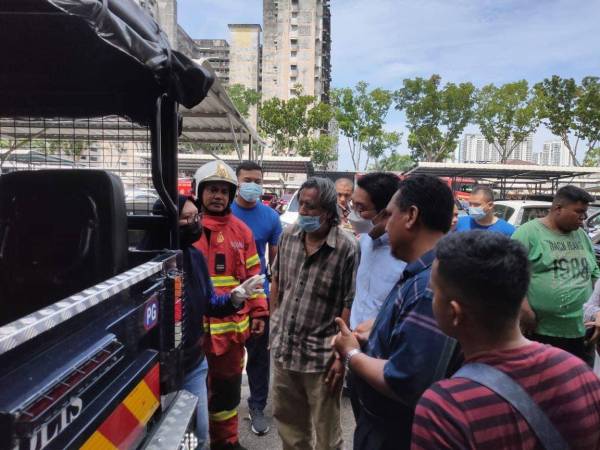 Mohd Shakrisham (tiga dari kiri) sedang ditenteramkan selepas kejadian yang menimpa anaknya.
(Foto ihsan ADUN Bayan Lepas, Azrul Mahathir Aziz)