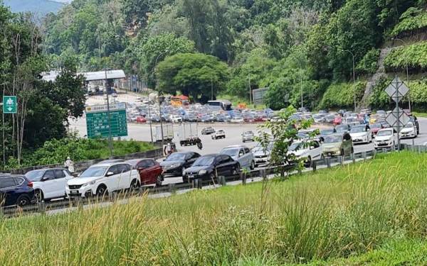 Kesesakan sebelum dan selepas Plaza Tol Bentong menghala ke ibu negara sejak tengah hari Ahad.