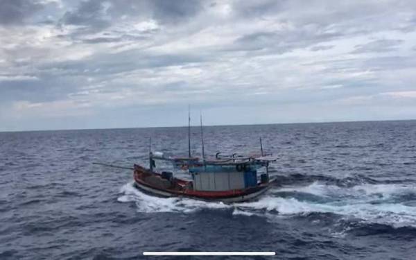 Maritim Malaysia Terengganu menahan sebuah bot nelayan asing Vietnam dalam rondaan bersepadu Op Pagar Laut, Op Kuda Laut dan Op Iman pada Sabtu. - Foto Ihsan Maritim