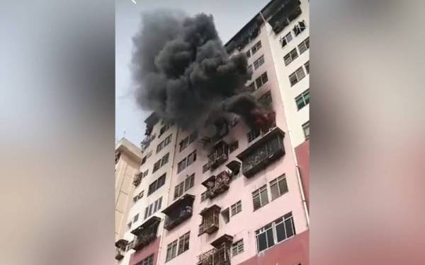 Sebuah unit rumah di tingkat enam, Desa Mentari di sini terbakar pada pagi Ahad.