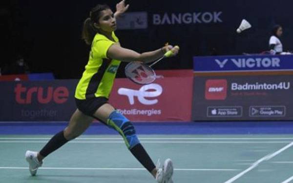 Aksi pemain badminton negara, S Kisona ketika menentang pemain dari Denmark, Mia Blichfeldt pada kejohanan Piala Uber di Stadium Impact Arena Bangkok. - Foto Bernama