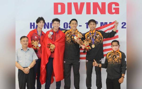 Tze Liang-Yi Wei menghadiahkan pingat emas kedua Malaysia di Sukan SEA Hanoi 2021 selepas mengungguli final acara 3m papan anjal seirama lelaki.