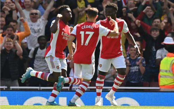 Nketiah meraikan jaringan bersama pemain Arsenal lain ketika melayan kunjungan Leeds United dalam aksi Liga Perdana Inggeris di Emirates. - Foto AFP