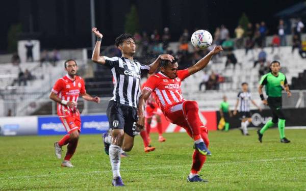 Pemain Terengganu FC II, Engku Muhammad Nur Shakir Engku Yacob (kiri) mengasak pemain Kelantan FC, Mohd Arip Amiruddin (kanan) ketika perlawanan Liga Perdana Malaysia 2022 di Stadium Sultan Ismail Nasiruddin Shah, pada Ahad. Keputusan semasa, Kelantan FC mendahului Terengganu FC II 1-0. Foto Bernama
