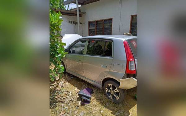 Kenderaan dipandu suspek berhenti di hadapan sebuah rumah di Felda Bukit Bading sebelum dia ditahan polis. - Foto ihsan PDRM